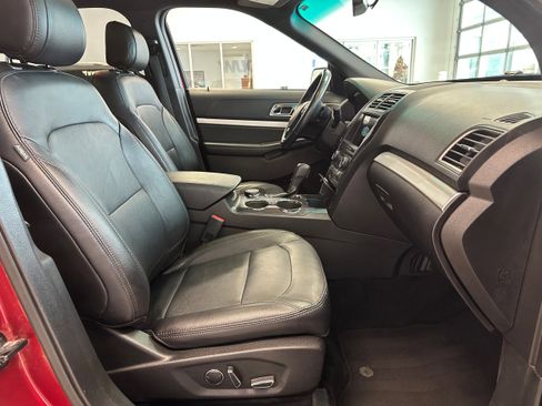 Used 2017 Ford Explorer XLT w/ Equipment Group 202A image 16