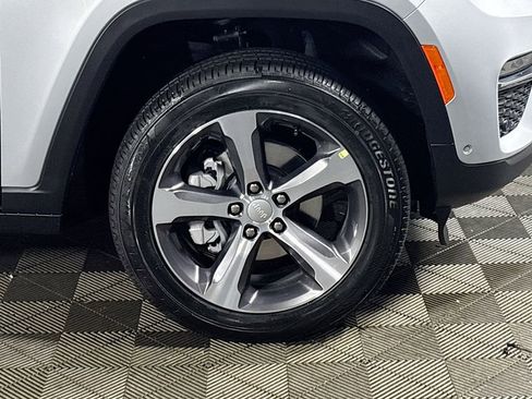 New 2025 Jeep Grand Cherokee Limited w/ Luxury Tech Group II image 24