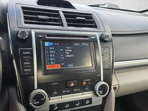 Used 2014 Toyota Camry L image 11