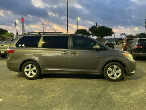 Used 2016 Toyota Sienna LE image 4