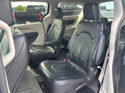 Used 2021 Chrysler Pacifica Touring-L w/ Premium & Safety Sphere Group FWD image 32