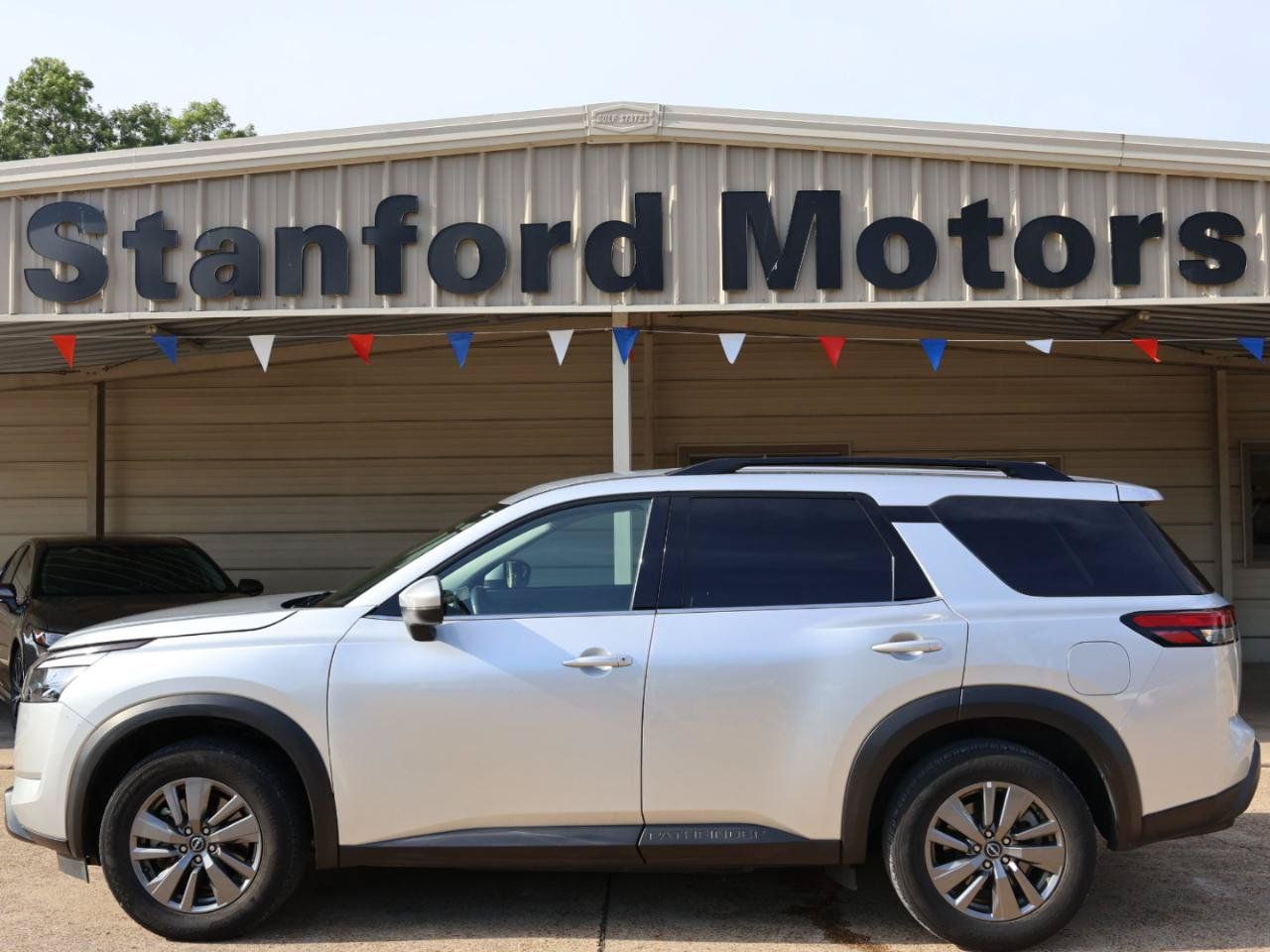 Used 2024 Nissan Pathfinder SV FWD image 3