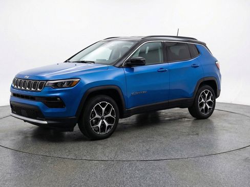Used 2025 Jeep Compass Limited AWD/4WD image 3