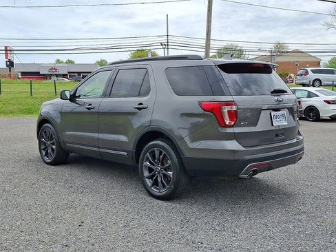 Used 2017 Ford Explorer XLT w/ Equipment Group 202A AWD/4WD image 4