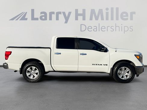 Used 2018 Nissan Titan SV image 6