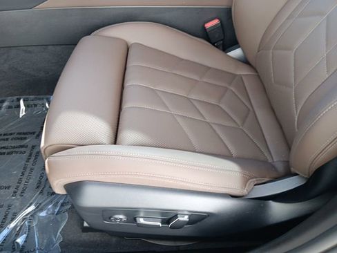 New 2025 BMW 530i xDrive w/ Premium Package image 18