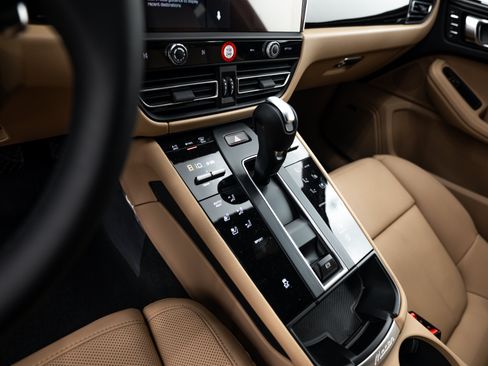 Certified 2026 Porsche Macan AWD/4WD image 14