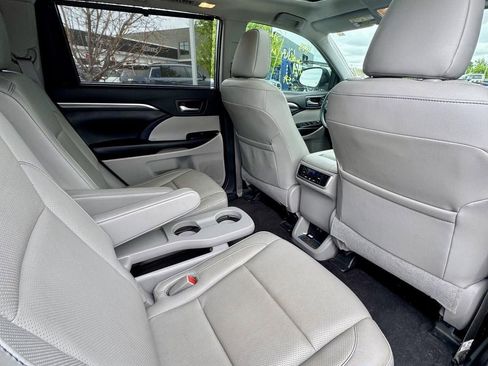 Used 2019 Toyota Highlander Limited w/ Carpet Mat Package (TMS) AWD/4WD image 15