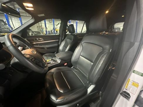 Used 2019 Ford Explorer XLT w/ Equipment Group 202A FWD image 17