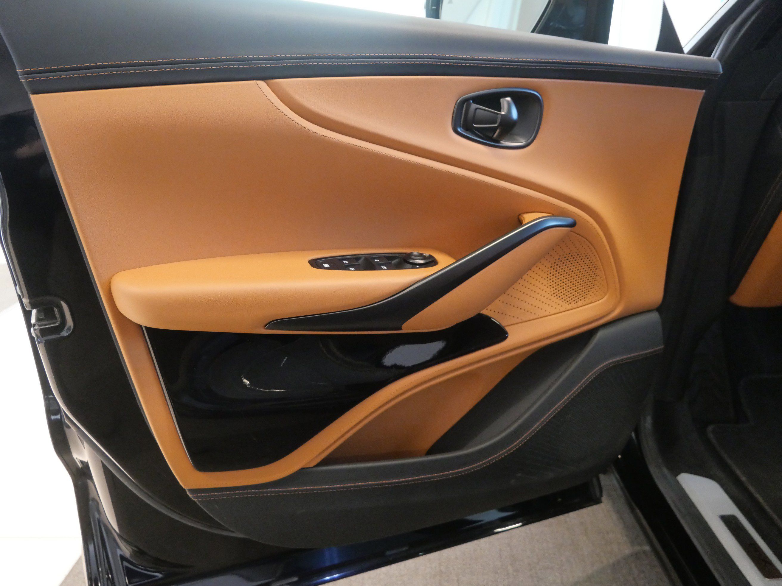 Used 2023 Aston Martin DBX AWD/4WD image 12