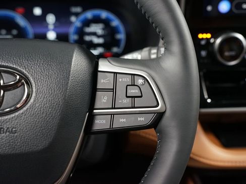 New 2026 Toyota Highlander Platinum image 13