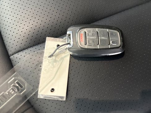 Used 2024 Chrysler Pacifica Limited FWD image 24