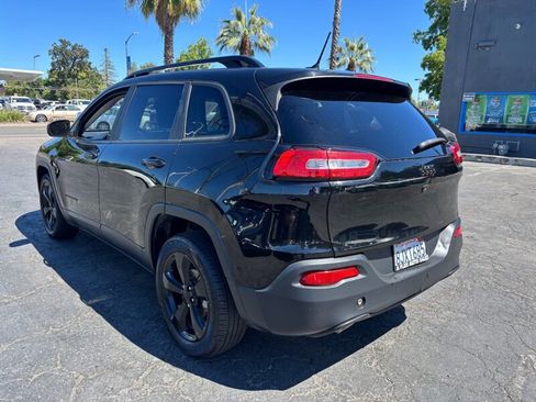 Used 2018 Jeep Cherokee Latitude w/ Altitude Package FWD image 5
