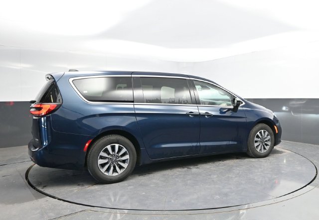 Used 2024 Chrysler Pacifica Limited FWD image 2