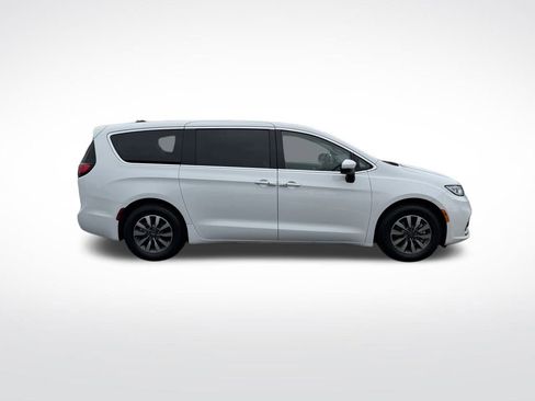 Used 2023 Chrysler Pacifica Touring-L image 8