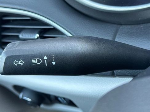 Used 2024 Chrysler Pacifica Touring-L image 39