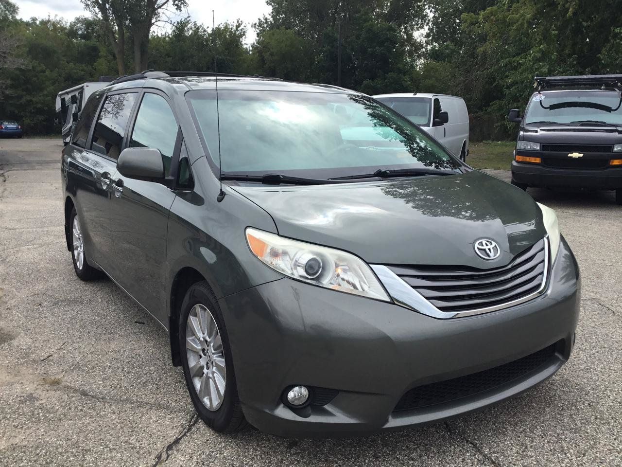 Used 2013 Toyota Sienna XLE w/ Entertainment Pkg AWD/4WD image 6