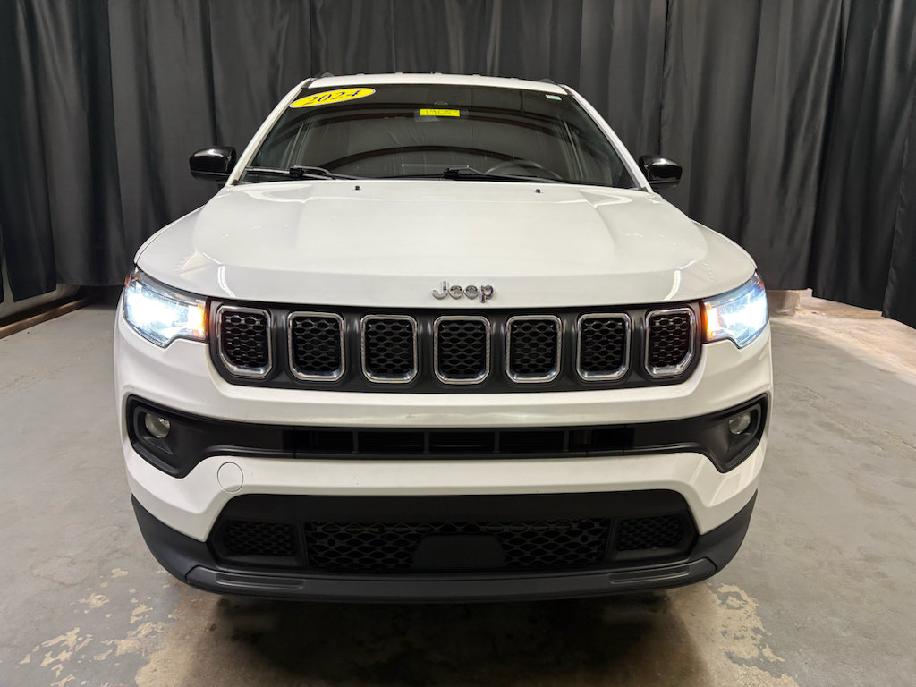 Used 2024 Jeep Compass Latitude AWD/4WD image 2