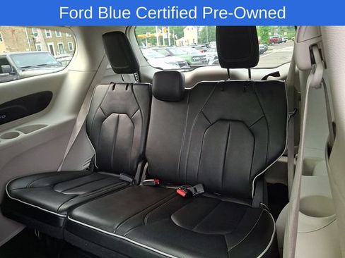 Used 2023 Chrysler Pacifica Limited FWD image 11