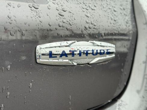 Used 2024 Jeep Compass Latitude image 12