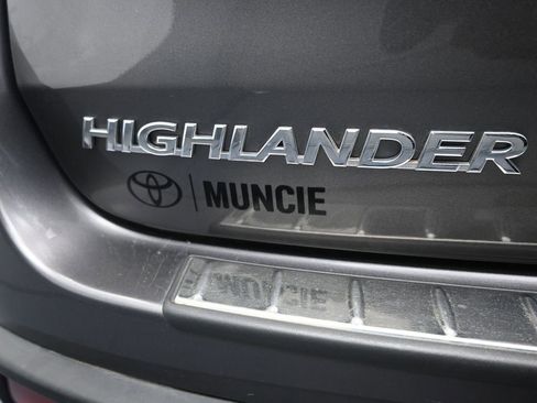 Used 2018 Toyota Highlander LE image 42