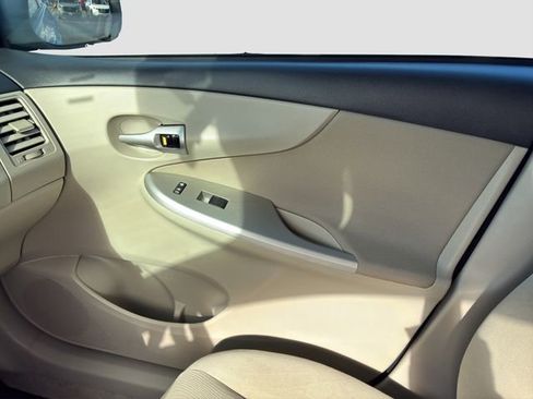 Used 2012 Toyota Corolla LE image 25