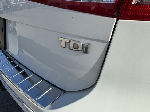 Used 2014 Volkswagen Touareg TDI image 32