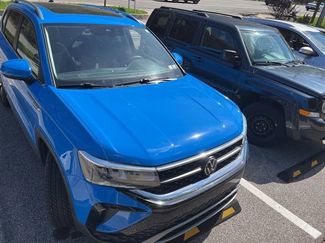 Used 2023 Volkswagen Taos SE w/ Panoramic Sunroof Package video 2