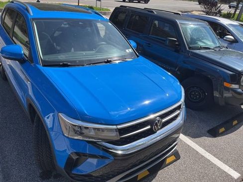 Used 2023 Volkswagen Taos SE w/ Panoramic Sunroof Package image 2