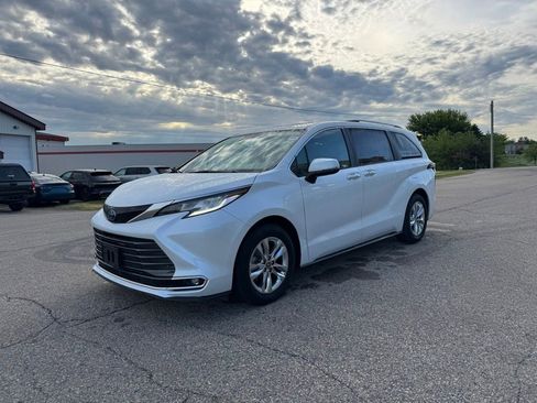 Used 2025 Toyota Sienna Limited AWD/4WD image 12