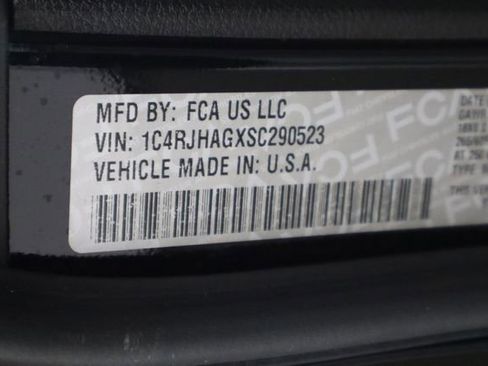 Used 2025 Jeep Grand Cherokee Altitude AWD/4WD image 30