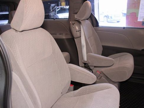 Used 2019 Toyota Sienna LE image 12