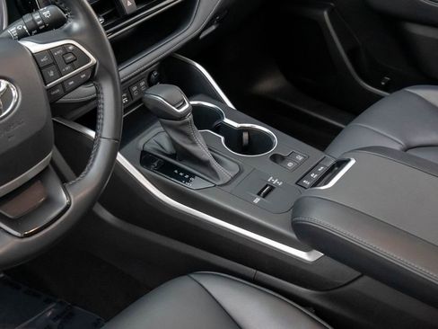 Used 2022 Toyota Highlander XLE image 11
