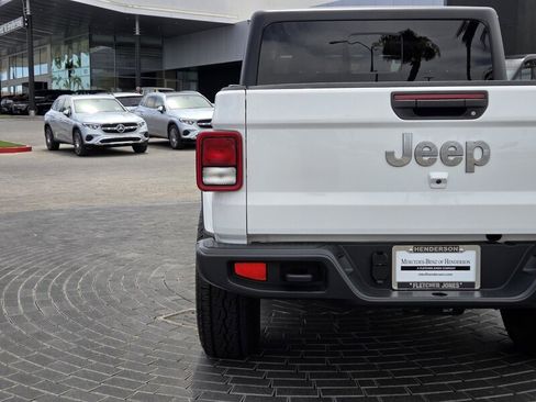 Used 2023 Jeep Gladiator Overland AWD/4WD image 11