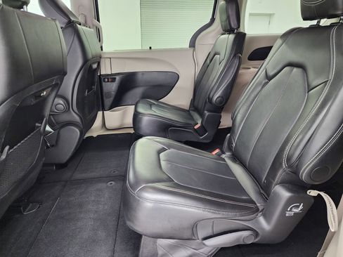 Used 2024 Chrysler Pacifica Touring-L FWD image 7