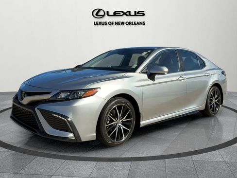 Used 2024 Toyota Camry SE image 3