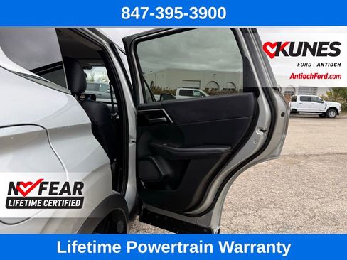 Used 2024 Mitsubishi Outlander SE image 15