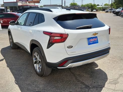Used 2025 Chevrolet Trax LT FWD image 8