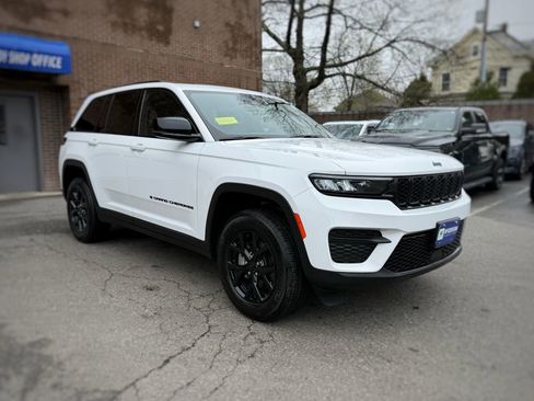 Used 2025 Jeep Grand Cherokee Altitude AWD/4WD image 3