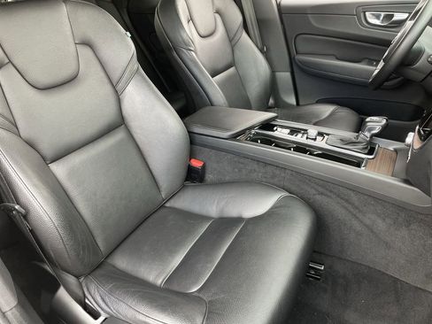 Used 2021 Volvo XC60 T5 Momentum w/ Premium Package image 28