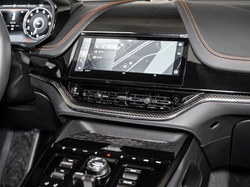 Used 2025 Aston Martin DBX 707 image 31