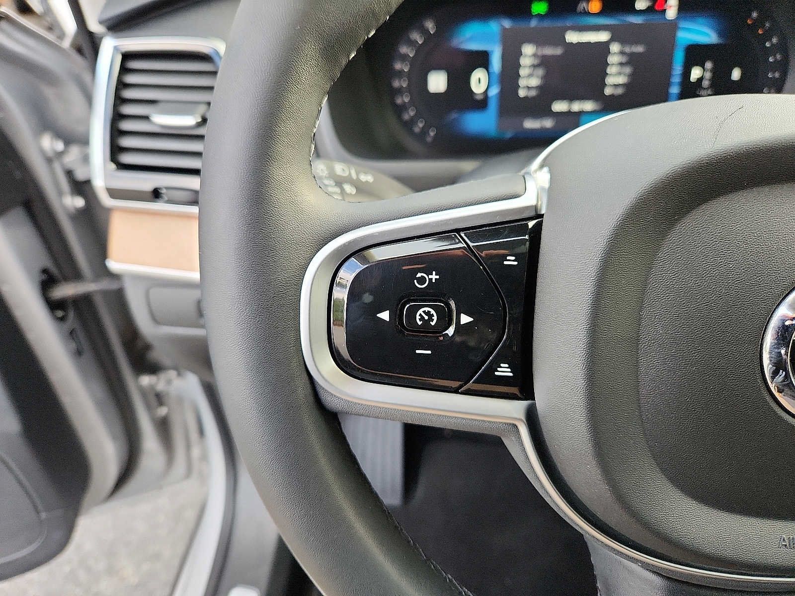 Certified 2023 Volvo XC90 B6 Plus AWD/4WD image 19