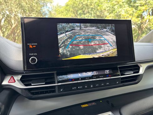 Used 2025 Toyota Sienna XLE FWD image 16