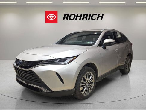 Used 2024 Toyota Venza XLE image 1