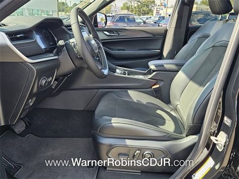 New 2025 Jeep Grand Cherokee Altitude image 5