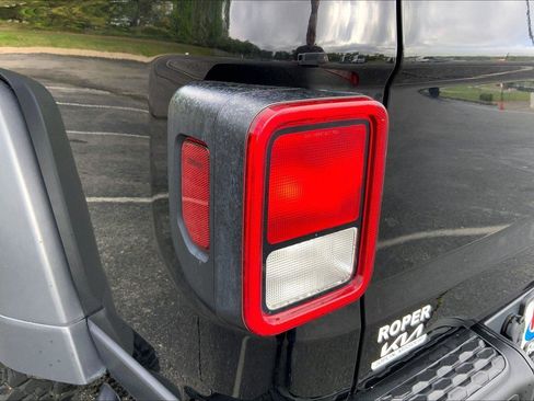 Used 2022 Jeep Gladiator Rubicon w/ Trailer Tow Package AWD/4WD image 28