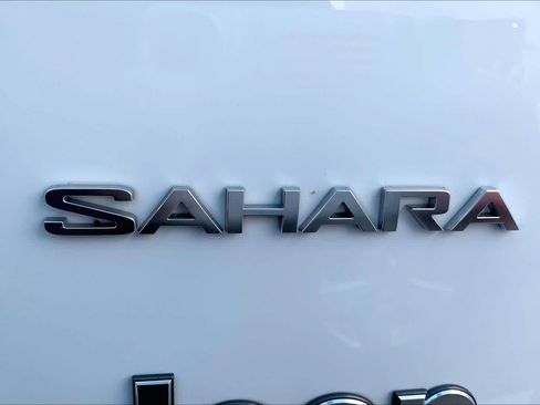Used 2018 Jeep Wrangler Unlimited Sahara AWD/4WD image 31