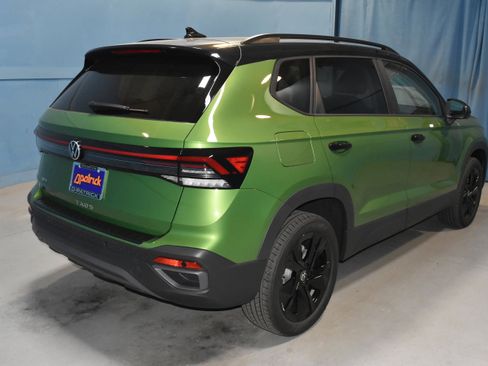 New 2026 Volkswagen Taos SE FWD image 20