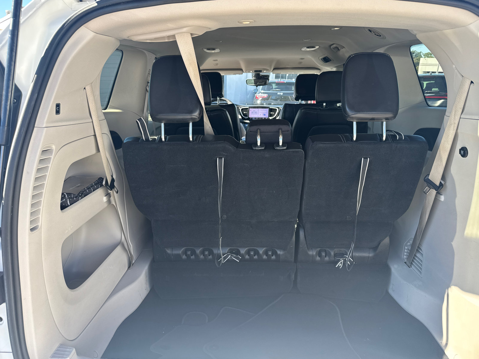 Used 2023 Chrysler Pacifica Touring-L FWD image 18