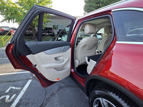 Used 2017 Mercedes-Benz GLC 300 4MATIC image 60